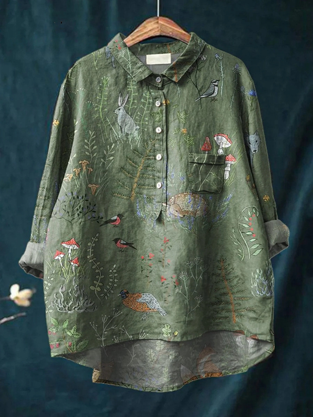 Averill | Woodland und Tiere wiederholendes Muster bedrucktes Damen-Casual-Shirt