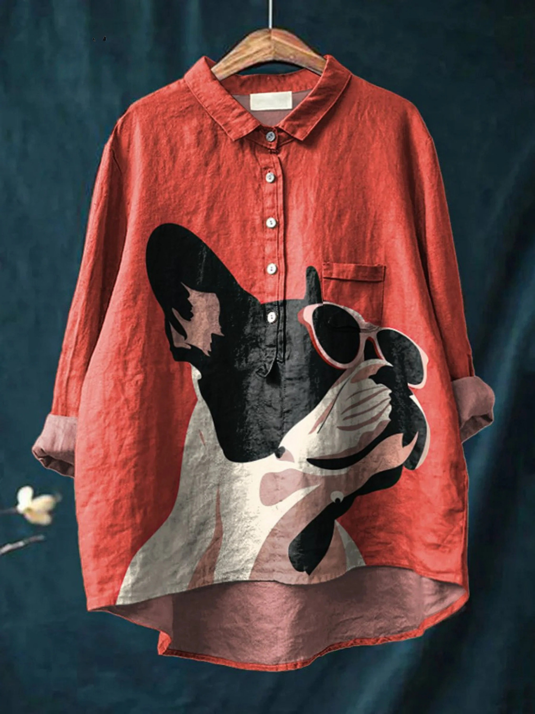 Samantha | Dekoratives Muster eines Französischen Bulldogs mit Sonnenbrille auf rotem Hintergrund Freizeitshirt