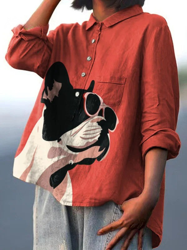 Samantha | Dekoratives Muster eines Französischen Bulldogs mit Sonnenbrille auf rotem Hintergrund Freizeitshirt