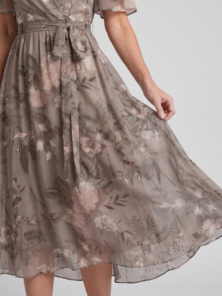 Mirabel | Kleid mit schwingenden Ärmeln und geraffter Taille im Blumenmuster